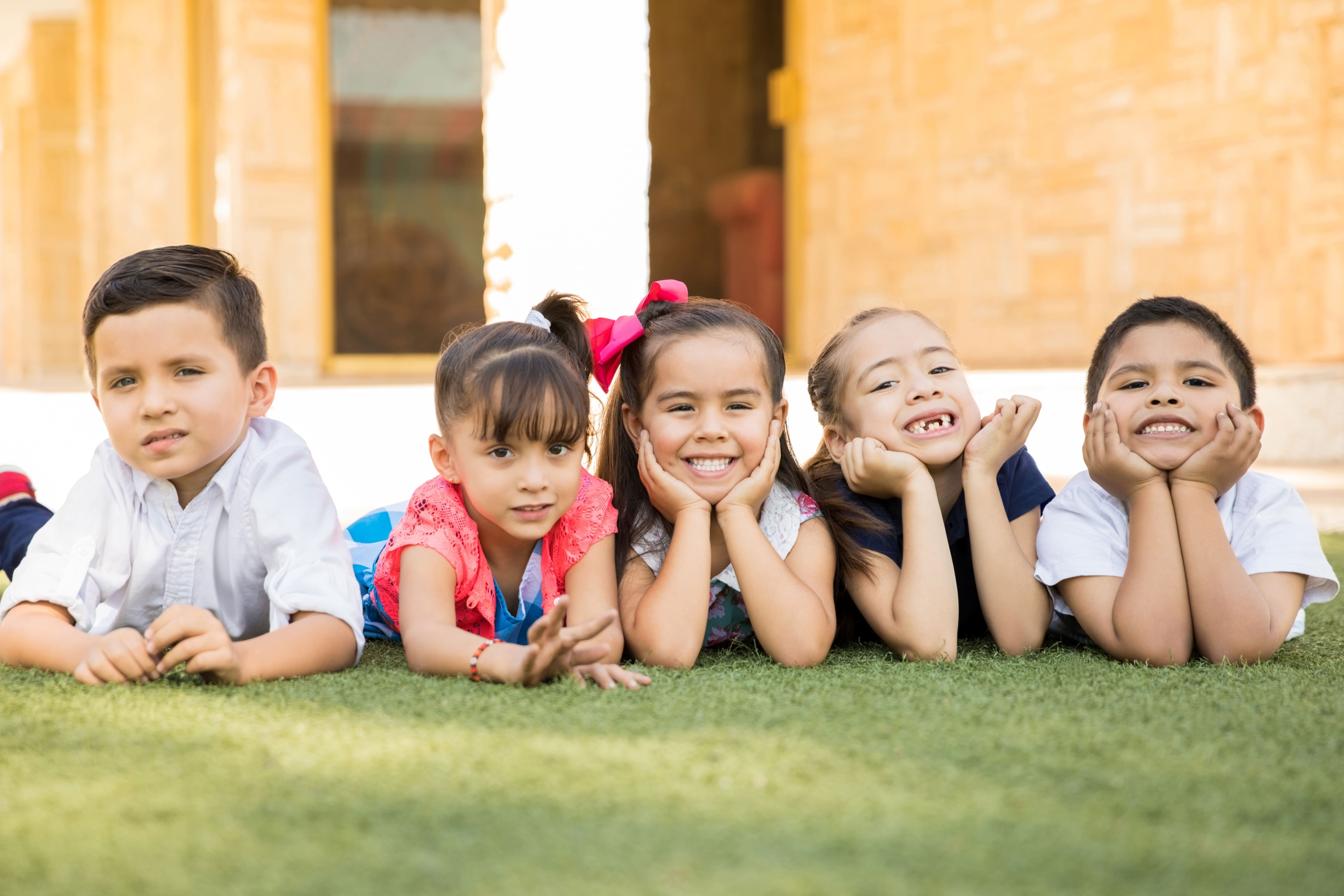 Niños en preescolar jugando y aprendiendo con bloques.